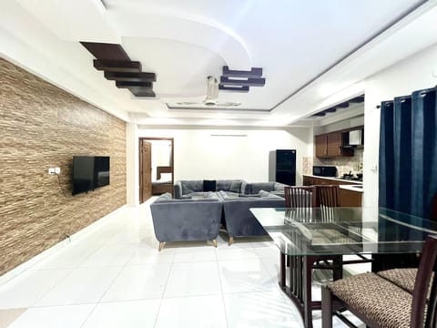 Communal lounge/ TV room, Kitchen or kitchenette, Living room, Seating area, air conditioner
