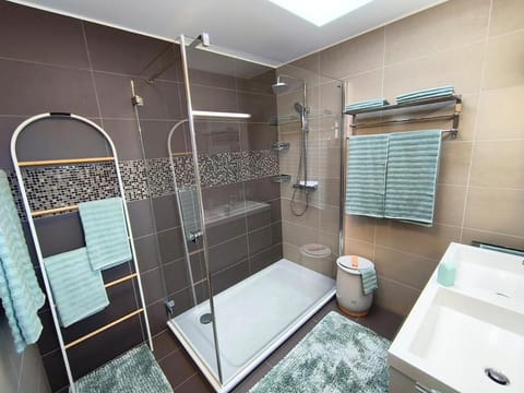 Shower, Toilet, Bathroom, towels