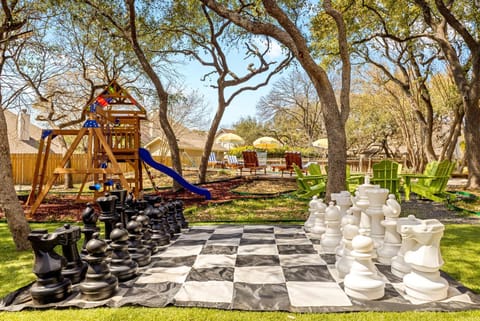 HeatedPool-PickleBall-Basktball-Golf-FirePit-Games House in San Antonio