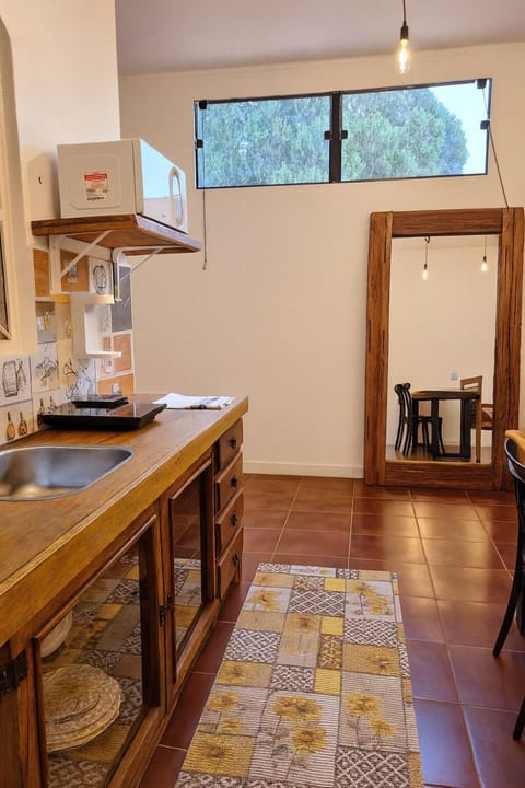Kitchen or kitchenette, Dining area, minibar, stove