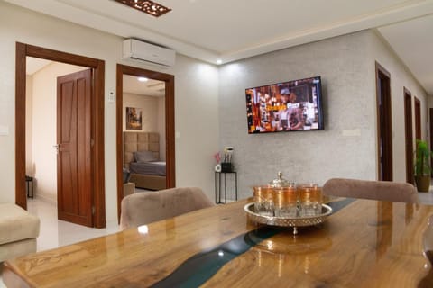 Communal lounge/ TV room, TV and multimedia, Living room, Seating area, Dining area, Evening entertainment