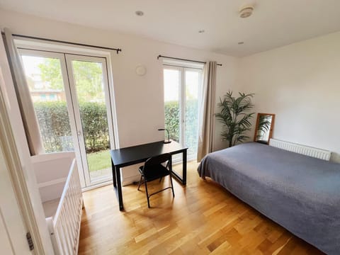 Bed, Photo of the whole room, Seating area, Bedroom