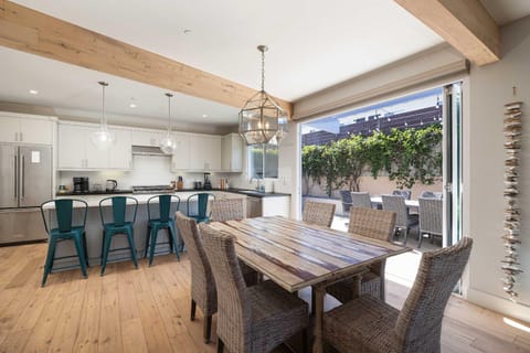 Walk to Beach Luxury Home Walk to Restaurants villa House in Leucadia