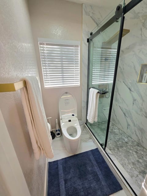 Modern Residence with Mountain Views House in Rancho Bernardo