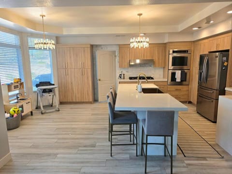 Modern Residence with Mountain Views House in Rancho Bernardo