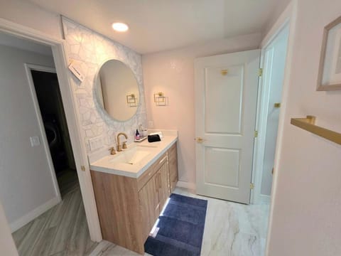 Modern Residence with Mountain Views House in Rancho Bernardo