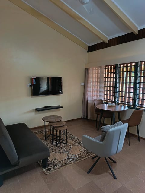 TV and multimedia, Living room, Seating area, Dining area