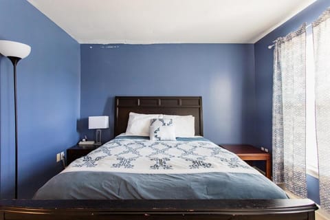 TripH - townhouse, EV charger, off street parking Apartment in Pittsburgh