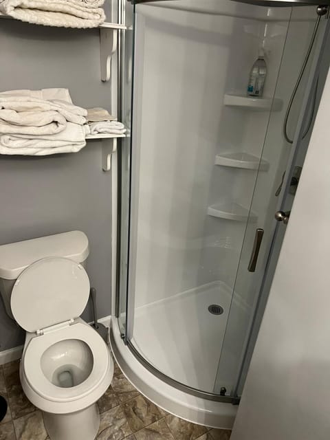 TripH - townhouse, EV charger, off street parking Apartment in Pittsburgh