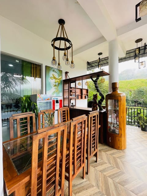 Restaurant/places to eat, Balcony/Terrace