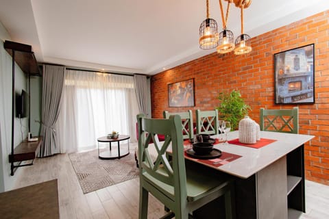 Kitchen or kitchenette, Living room, Seating area, Dining area, oven, stove
