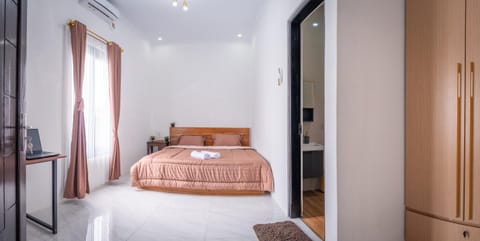 Bed, Bathroom, Photo of the whole room, Bedroom, towels, wardrobe