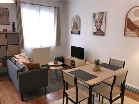TV and multimedia, Living room, Seating area, Dining area