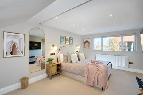 Bed, TV and multimedia, Photo of the whole room, Seating area, Bedroom