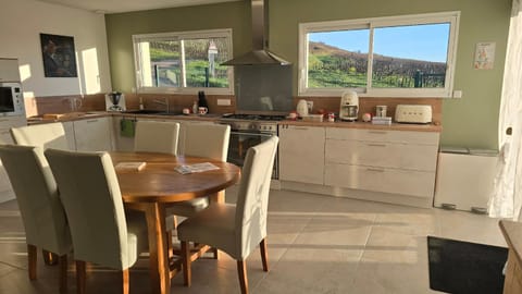 Kitchen or kitchenette, Dining area, stove
