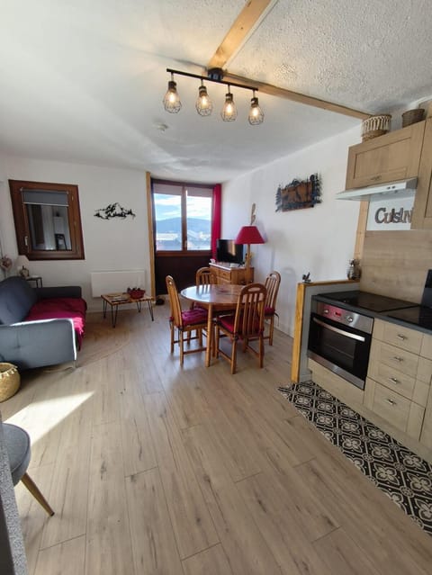TV and multimedia, Kitchen or kitchenette, Living room, Dining area, oven