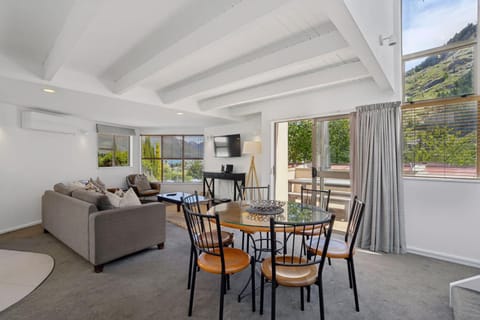 Natural landscape, TV and multimedia, Living room, Seating area, Dining area, Mountain view, air conditioner