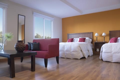 Bed, Living room, Photo of the whole room, Seating area, Bedroom, City view, Landmark view, Street view