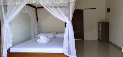 Warung Jemeluk & Home Stay Bed and Breakfast in Abang