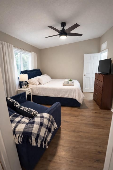 Private suite 3 miles from beach Bed and Breakfast in Bradenton