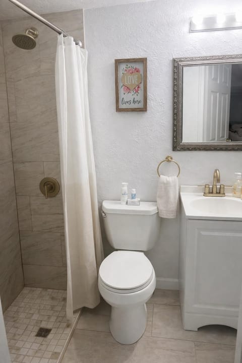 Private suite 3 miles from beach Bed and Breakfast in Bradenton