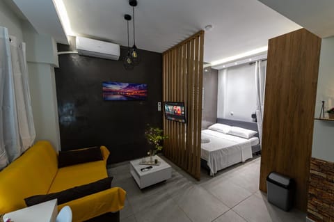 Bed, TV and multimedia, Seating area, Evening entertainment