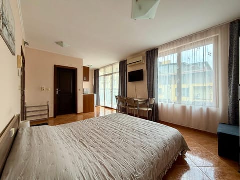 Bed, TV and multimedia, Kitchen or kitchenette, Photo of the whole room, Seating area, Bedroom, air conditioner