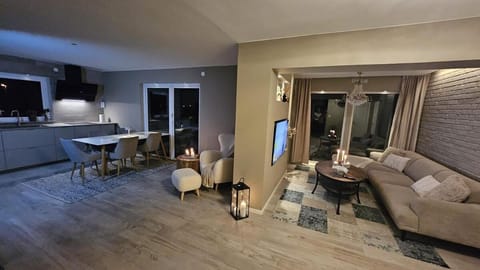 Kitchen or kitchenette, Living room, Seating area, Dining area