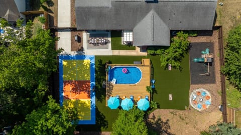 Patio, Children play ground, Dining area, Family, sunbed