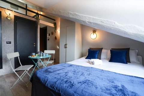 Bed, Living room, Photo of the whole room, Seating area, Bedroom, towels