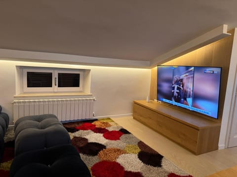 Communal lounge/ TV room, TV and multimedia, Living room, Seating area, Evening entertainment