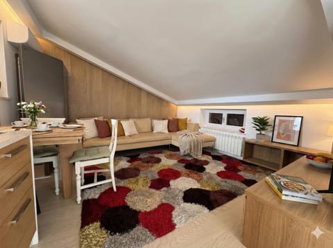 TV and multimedia, Kitchen or kitchenette, Photo of the whole room, Dining area