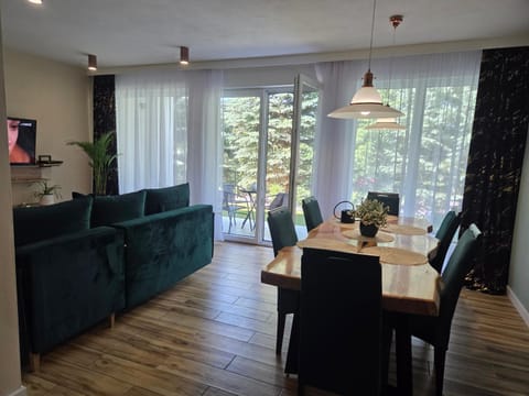 Communal lounge/ TV room, TV and multimedia, Living room, Seating area, Dining area, Evening entertainment