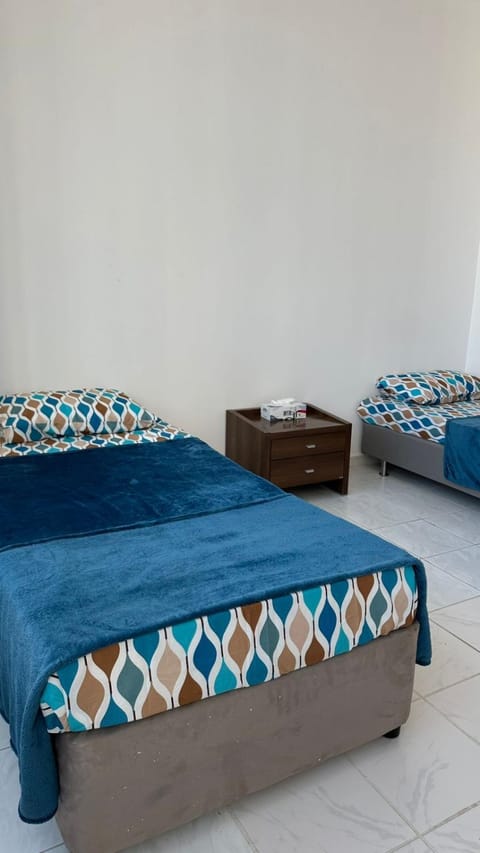 Single bed in al Majaz 2 - سوبر ديلوكس سرير مفرد في شقة فندقية Hostel in Al Sharjah