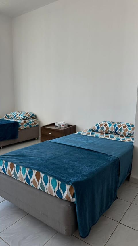 Single bed in al Majaz 2 - سوبر ديلوكس سرير مفرد في شقة فندقية Hostel in Al Sharjah