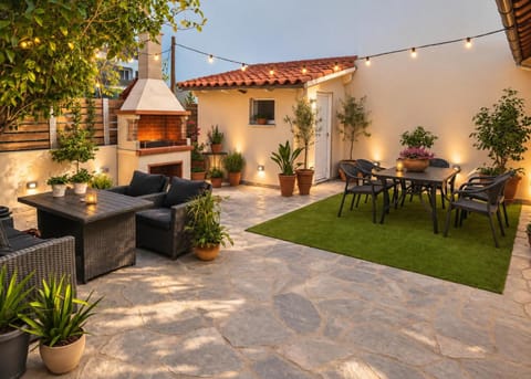Patio, Day, Garden, Seating area, Dining area, Garden view