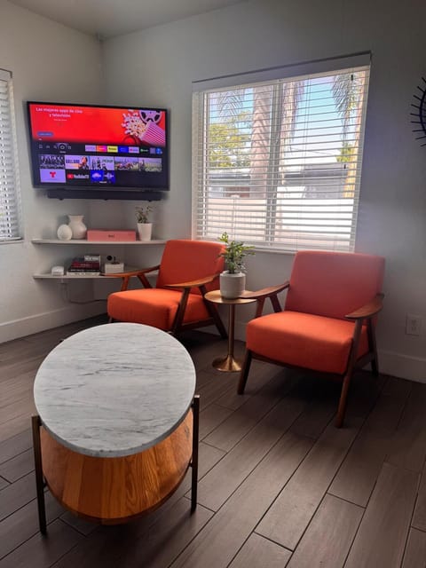 Communal lounge/ TV room, TV and multimedia, Living room, Seating area, Evening entertainment