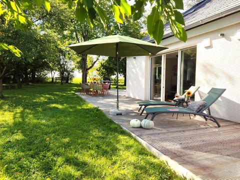 Property building, Garden, Garden, Balcony/Terrace, Garden view, sunbed