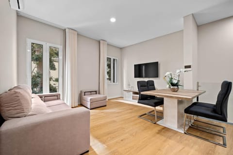 TV and multimedia, Living room, Seating area, Dining area