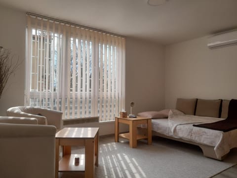 Bed, Seating area, Bedroom, air conditioner