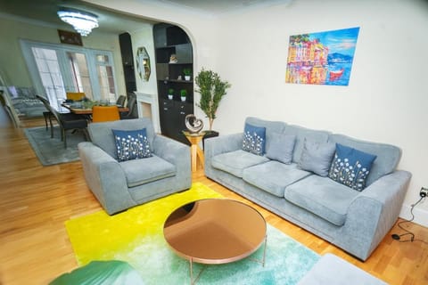 Living room, Seating area