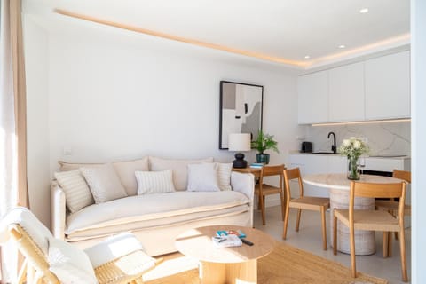 Kitchen or kitchenette, Living room, Seating area, Dining area