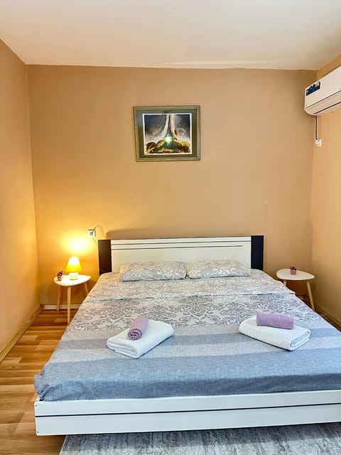 Bed, Bedroom, air conditioner