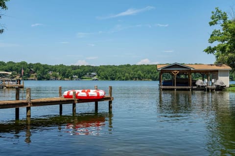 Gorgeous Lakefront Escape - New Renovations House in Lake Anna