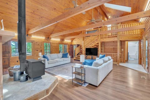 Gorgeous Lakefront Escape - New Renovations House in Lake Anna