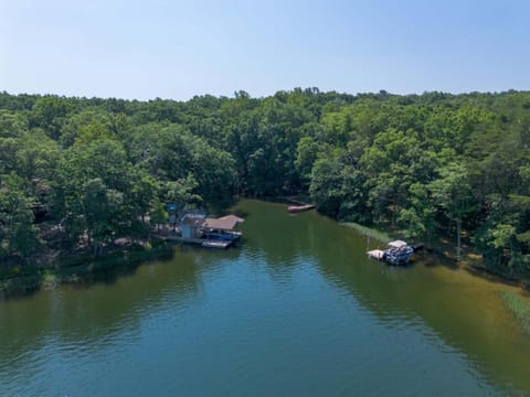 Gorgeous Lakefront Escape - New Renovations House in Lake Anna