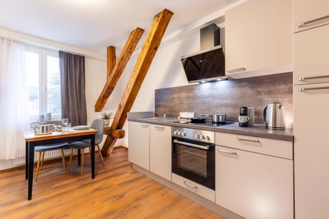 Coffee/tea facilities, dishwasher, oven, toaster, kitchen
