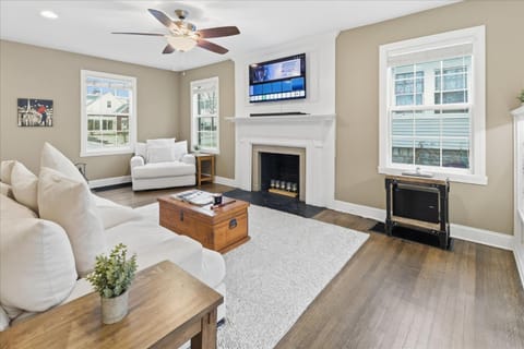 Cozy SoBro 3BR Retreat with Patio House in Indianapolis