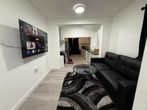 Cosy Six Bedroom House in Bedford Town House in Bedford