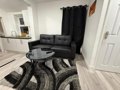 Cosy Six Bedroom House in Bedford Town House in Bedford